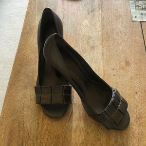 Bronze peep-toe pumps